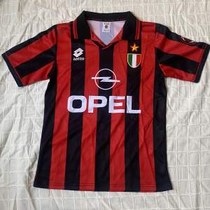 Paulo Maldini jersey i m (small size närmre s) AC Milan hemmaställ 97/98