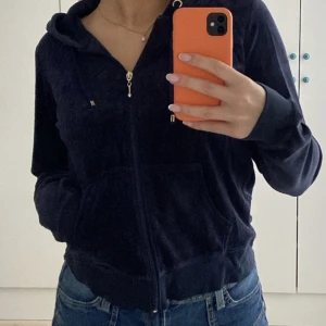 Marinblå luvtröja  - Jätte fin och skön men används inte längre!!