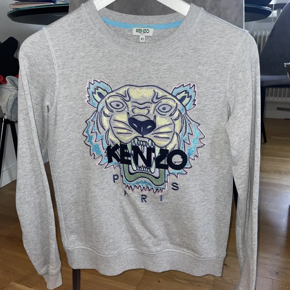 Grå kenzo tröja i storlek XS. Använd en gång. Den är som helt ny. Ny pris 2500kr säljer för 500kr.. Tröjor & Koftor.