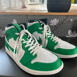 Jordan Air 1 Mid - Säljer nu mina Air Jordan pågrund av att stoleken inte är rätt för mig. Använda ett par gånger och är helt i nyskick. Stolek 44,5 