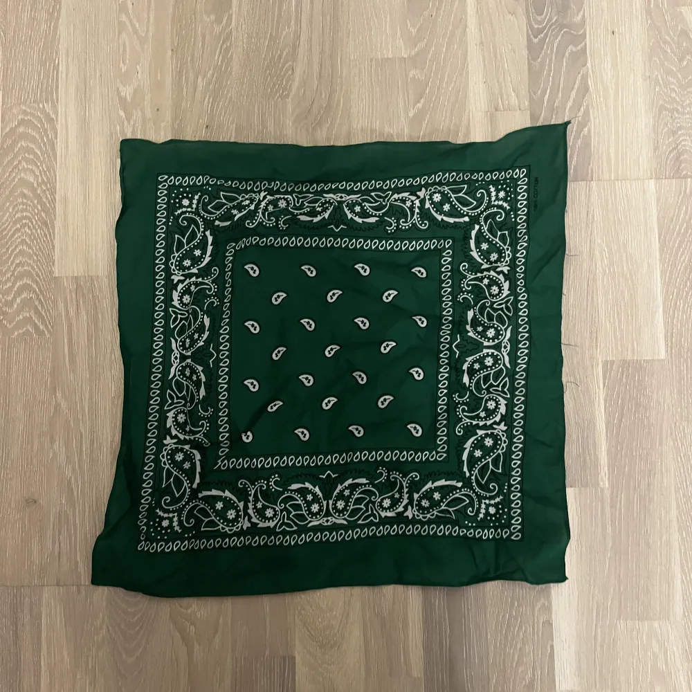 Grön bandana, har bara använt den en gång.. Accessoarer.