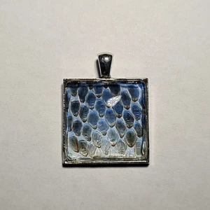 Majsorm ömsat skin berlock - Historia, ömsat ormskinn bevarat i smycken!  På Tales Of Scales görs smycken på ömsat skin, i detta fallet från en majsorm! Checka in @tales.of.scales.swe på instagram för törre utbud. (Möjligt:Frakt för 15 kr via kvadrerat kuvert på köparens risk/ansvar)