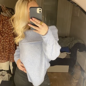 Stickad tröja  - Ljus blå fin stickad tröja, storlek m fint skick, pris kan alltid diskuteras vid snabb affär💕