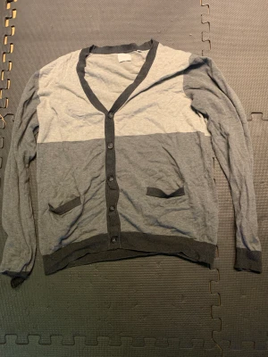 Hoddie - Vanlig skön ganska så tunn hoddie som kan vara skön o få din outfit att stråla ut mera. Skriv för mer info/bilder