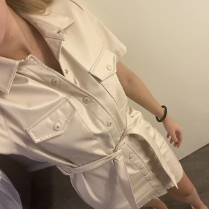 Beige klänning  - Säljer denna beigea klänning från BikBok, lite skadad på vissa knappar men i övrigt fint skick