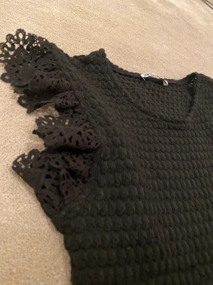 Zara topp - En Zara topp svart. Storlek M. Använd en gång. Nyskick.