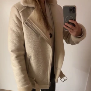 Jacka  - Säljer pågrund av att den inte kommer till användning, använd Max 4 gånger inga tecken på användning köpt för 999 men säljer för 500💗