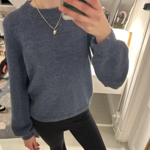 Blå stickad tröja  - Säljer denna superfina stickade tröjan i en fin blå färg. Den är jätte skön och inte alls nopprig. Använd några få gånger men säljer då den inte kommer till användning längre.