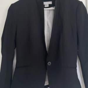 Svart kavaj  - Från Hm, storlek 34! Jättefint skick. 