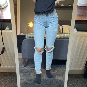 Jeans zara - Obs lite trasiga se bild 3