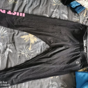 Träningsbyxor  - Nike byxor som jag helt har glömt bort att jag hade, dom är dock för små för mig nu. Dom är i storlek M, väldigt mjukt material 