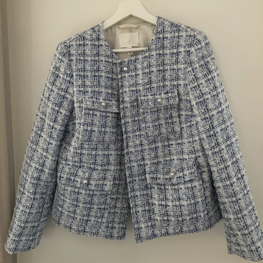 Säljer den a superfina kavaj enbart använd ett fåtal gånger. Superfint från H&M i storlek M, köpt förra säsongen. . Puvut & Bleiserit.
