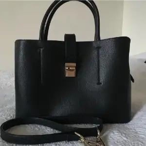 Säljer en super fin svart handväska med guld detaljer ifrån HM. 🤍
