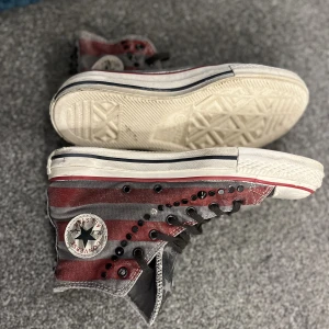 Converse  - Unika converse med nitar. En utav nitarna har ramlat av som man kan se på första bilden.💕