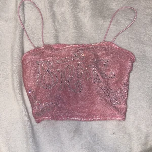 Kort rosa topp - En kort rosa topp med rhinestones från AliExpress, står Bratz på