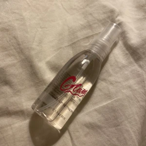 Glam settingspray  - En settingspray från glam of Sweden! Änvänt cirka 2 gånger har alltså väldigt mycket kvar! Väldigt bra och sminket håller! 💓💓