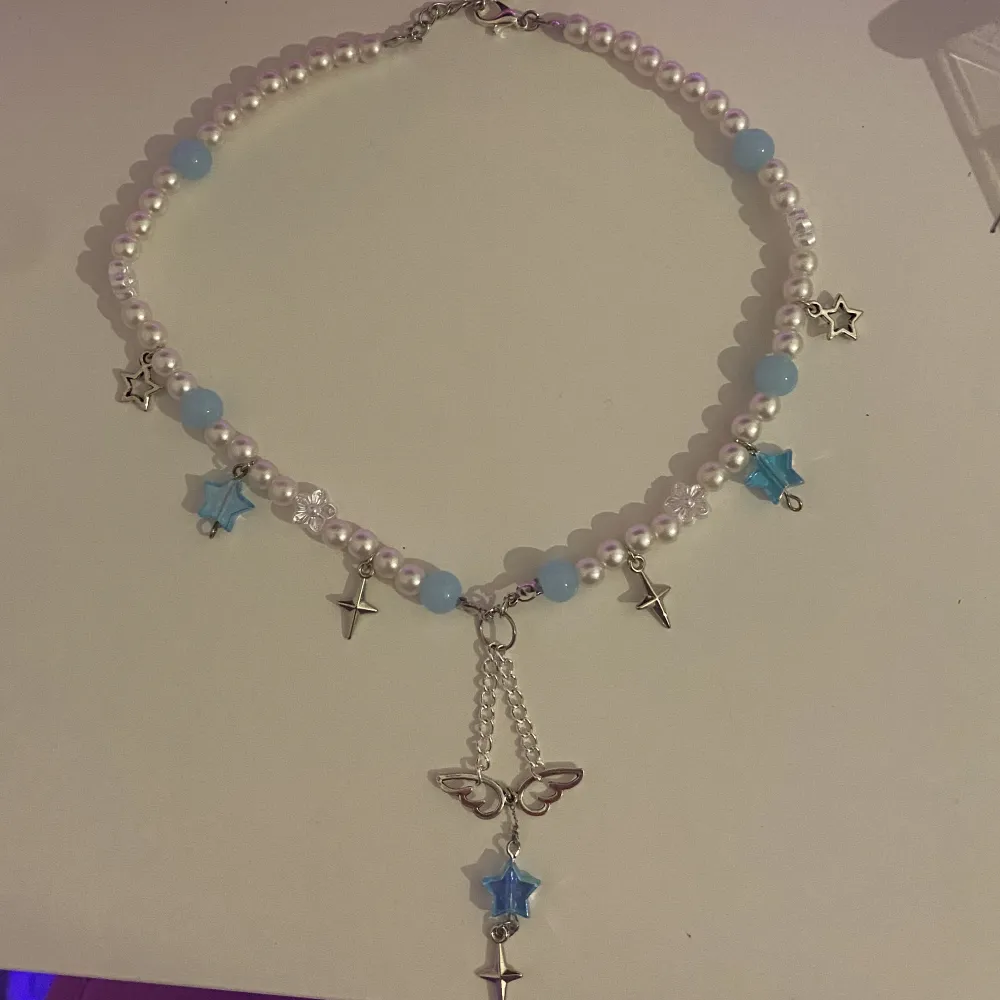 ⋆˙⟡ ♡ ☁️handgjort halsband gjort av mig i rostfritt stål☁️ ♡ ⟡˙ ⋆ +frakt. alltid rengjort innan det skickas iväg. mer info i dm.. Asusteet.