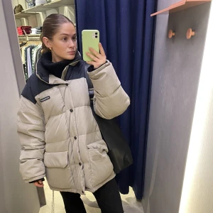 Pufferjacket - Köpt second hand förra vintern, men bra skick! Kommer tyvärr inte till användning längre pga inte riktigt min stil. 