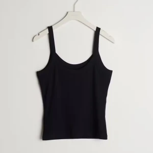 Basic ribbat linne - Känns som xs och är stretchig. Orginal pris 129 kr på gina tricot hemsida. Jag säljer pga jag aldrig använt den, ny skick och ren 😇