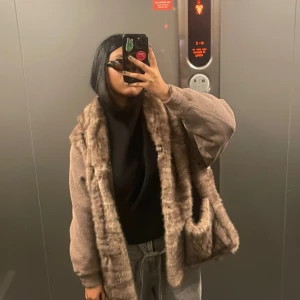 Päls jacka - Säljer denna pälsjacka jag thriftade, ingen lapp. As snygg och unik 