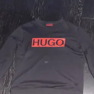 Säljer en jätte fin svart Hugo sweatshirt. Tröjan är knappt använd, 10/10 skick. Storlek Xs men stor i storlek. Originalpris: 1069kr