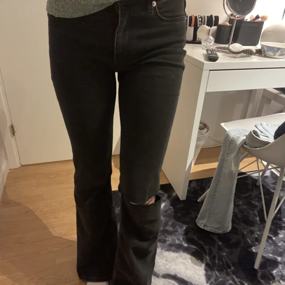 bootcut jeans med ett hål på ena knät, jätte bra skick. Jeans & Byxor.