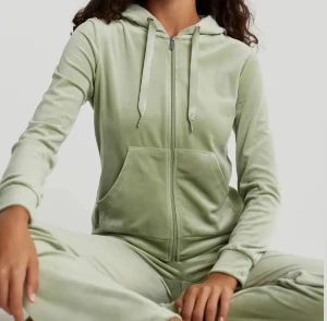 Grönt set - Nu säljer jag mitt gröna mjukisset från gina, setet är helt slutsålt på hemsidan. Setet har inga fläckar och är som nytt.💞