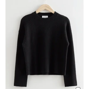 Svart Stickad Tröja - Säljer en svart stickad tröja från & other stories i storlek M. Bra skick. Originalpris 490kr. Frakt tillkommer.