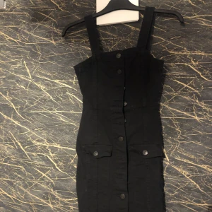 Svart jeans klänning  - En väldigt fin svart jeans klänning