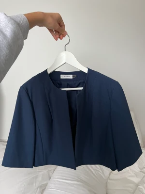 Kort Calvin Klein jacka  - Så söt kort jacka i så fin blå färg från Calvin Klein 💙
