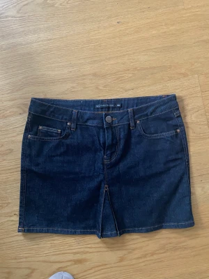 Lågmidjad jeanskjol  - Kort jeanskjol med låg midja. Nästan helt oanvänd. Fina fickor.
