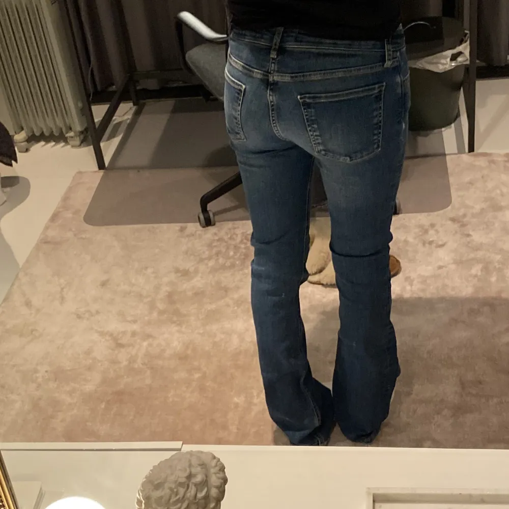 Säljer dessa snygga lågmidjade jeans från zara! 🥰 De har inga defekter och säljer då dem inte kommer till användning längre. 💕. Jeans & Byxor.