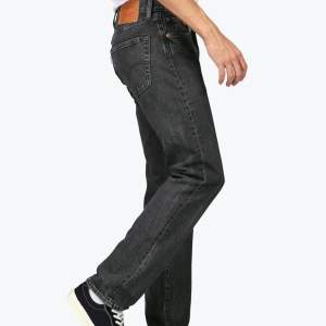 Herr Levi’s 501 jeans.  Används några gånger, trasig ögla (bild 3). Går lätt att fixa om man kan sy. Säljs då de har blivit för små. Ordinarie pris: 1099kr