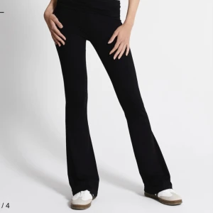 Folded flare pants 🦋100kr - Ett par riktigt snygga och sköna flare pants från lager 157 som jag tyvärr köpt fel storlek på då modellen är väldigt lång i benen. Men annars ett par riktigt snygga och bekväma byxor!! Lånad bild så skriv gärna för egna💘❤️