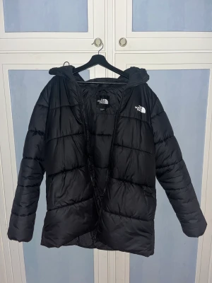 The north face jacka - Säljer denna the north face jacka då jag ej använder den längre. Använd ett fåtal gånger. Köpt på the north face hemsida. Skriv i meddelande vid frågor