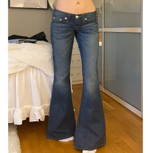True religion jeans  - Lågmidjade & Bootcut HELT NYA true religion jeans, oanvända med lapp kvar. Innerbenslängd:85 midjemått:35 + stretch. Vill du köpa trycker du på köp nu. Postar inom 24h