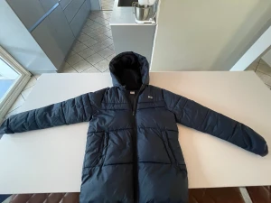 Hugo boss jacka  - Tjena! Säljer min Hugo boss jacka pga att den inte passar längre! Väldigt fint skick och är perfekt nu till vintern! Passar 16 åringar storlek M