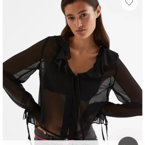 Blus  - säljer denna svarta blus för att den ej kommer till användning. Den är inte alls mycket använd, 1-2 gånger. 