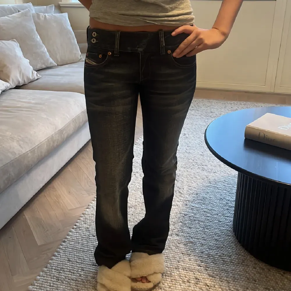 Jättefina Diesel jeans i superbra skick! Säljer då dom är lite små, endast använda en gång, köpt på Plick🤍skriv vid frågor🤍(lånade bilder från tjejen innan). Jeans & Byxor.