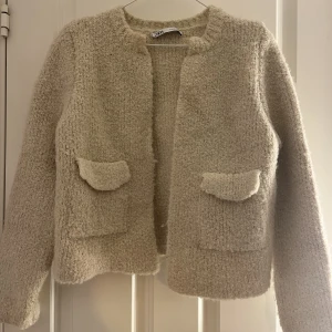 Kofta - Super fin stickad kofta från Zara. Aldrig använd❤️ skriv för fler bilder 