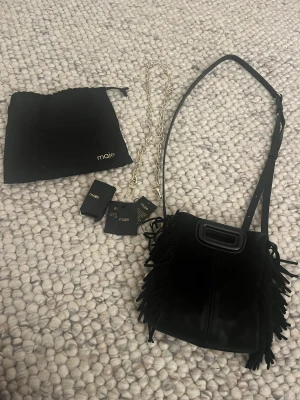 Maje väska - Säljer min fina maje väska då den inte kommer till andväning, .Såklart ingår dustbag och båda banden/kedjorna till väskan
