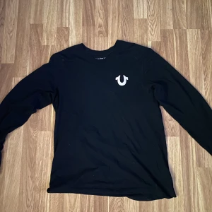 True religion longsleeve - Den är i bra skick, har något litet hål men det syns inte 