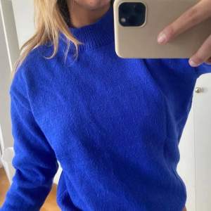 blå stickad tröja i storlek XS men passar S!✨✨✨