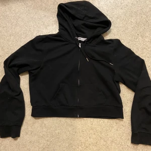 Midjekort hoodie - Midjekort hoodie i fint skick. Från New Yorker. Storleken är XL men skulle säga att den motsvarar M.