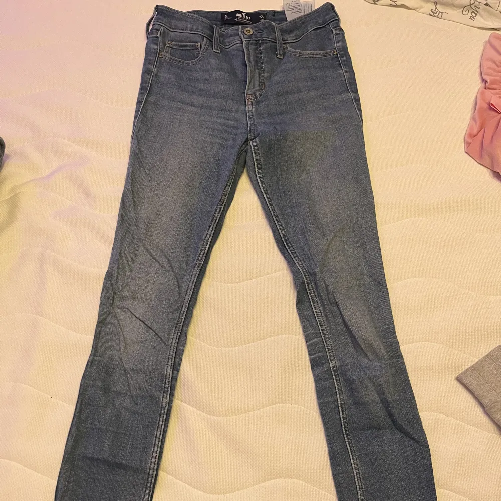 Jag säljer dessa jeansen från hollister som är skinny och mid-waist. Jag har ingen användning av de längre men de är superfina och sköna.. Jeans & Byxor.