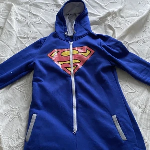 Onepiece - Blå superman onepiece