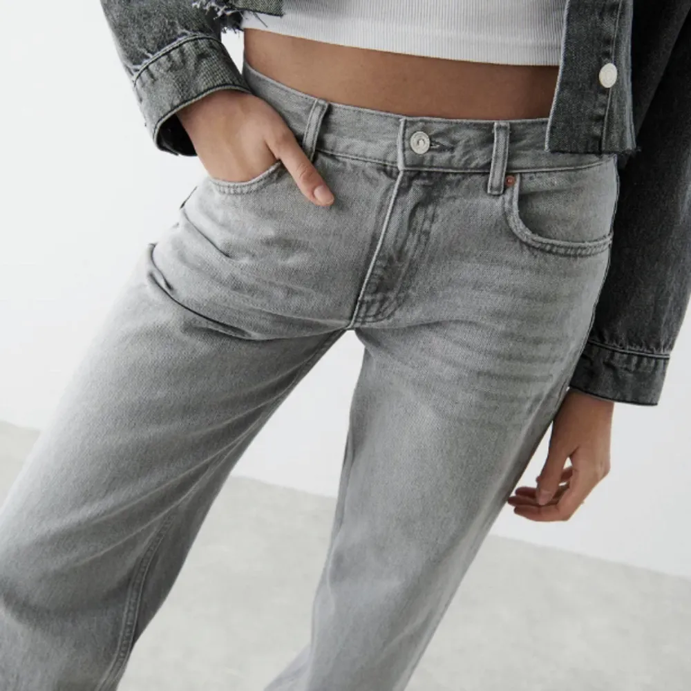 Säljer dessa så fina lowwaist jeans för att de inte kommer till användning🤍Passar mig som är ca 170 hade även passar någon kostade och längre🤍dom är nästan helt oanvända🤍nypris 499🤍. Jeans & Byxor.