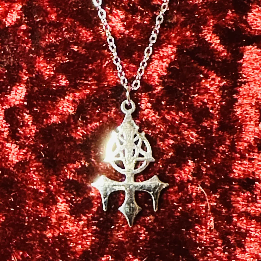 Nytt och oanvänt halsband. En magisk gåva. Silverfärgat inverterat pentagram / inverterat kors i rostfritt stål. Även kallat ”Satans fork”. Så häftigt och ovanligt. Amuletten är 3,6 cm lång och 1,6 cm bred. Kedjan 44 lång. Låses med hummerlås.. Accessoarer.