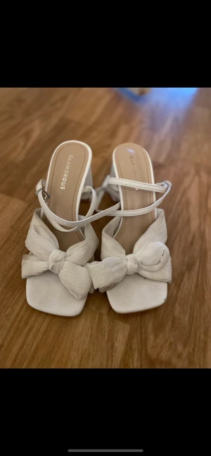 Klackskor vita  - Vita klackskor 