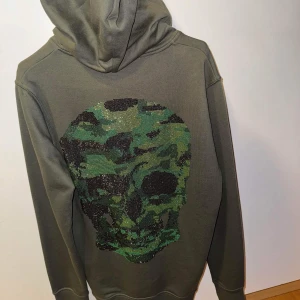 Philipp Plein militärgrön (M-L) - Philipp Plein militärgrön luvtröja  (M-L)  Byte är av ett intresse gäller alla annonser jag har.